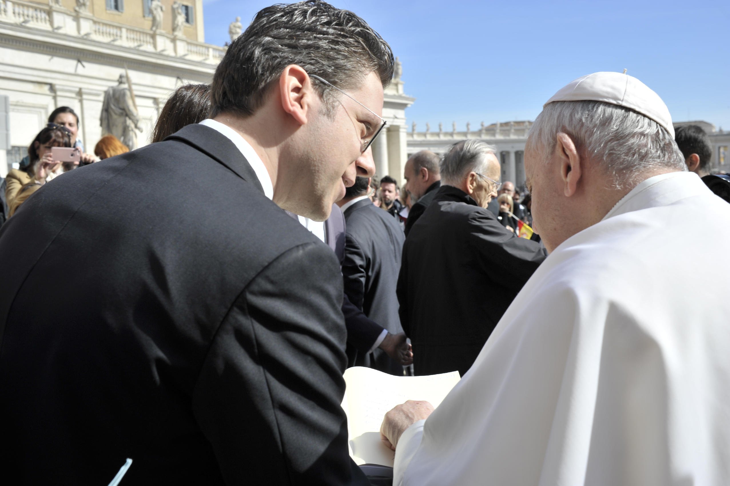 Stefan Einsiedel im Gespräch mit Papst Franziskus.jpg